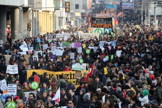 Istanbul: Sute de mii de manifestanți contra lui Erdogan