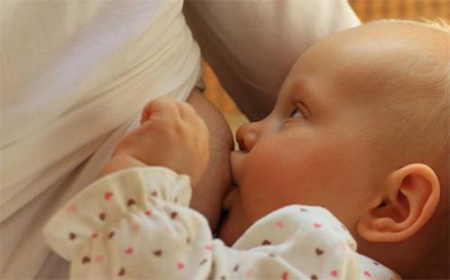 Laptele matern, un vaccin natural