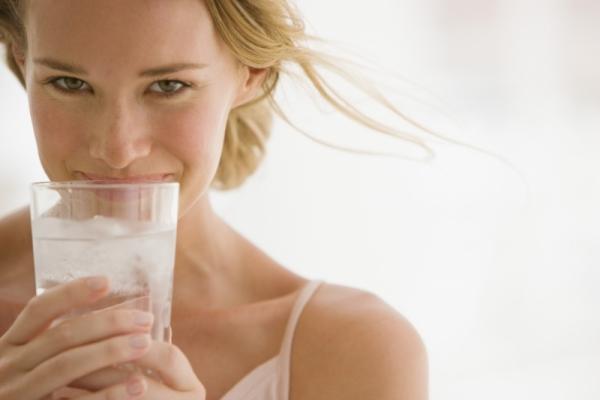 Beneficiile unui pahar de apă în plus, zilnic