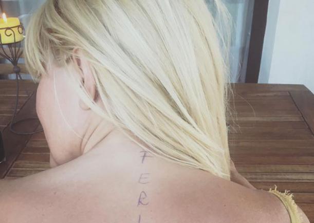 Elena Udrea și mesajul care nu e tatuaj, e cu pixu'! (FOTO)