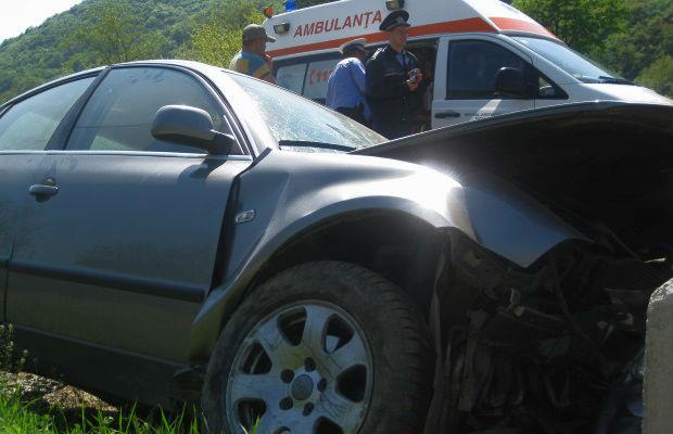 Tragedie lângă Băile Herculane. Trei tineri au murit, după ce mașina în care se aflau s-a ciocnit cu un microbuz