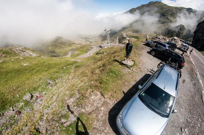 Un austriac a escaladat munții României pe bicicletă: „Întâi au venit românii cu arme, apoi câinii, apoi ursul”