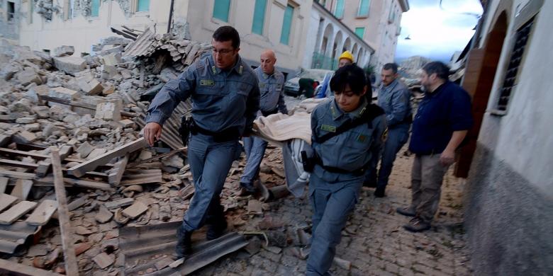 Zi de doliu şi funeralii naţionale pentru victimele cutremurului din Italia. Zece români decedaţi