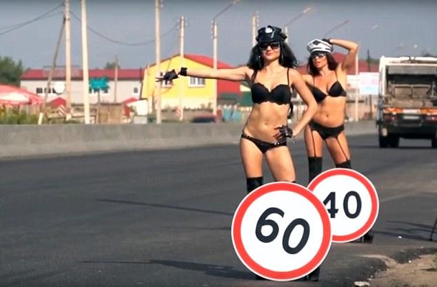 VIDEO. Siguranţă rutieră cu „poliţiste“ topless în Rusia. Niciun şofer nu a mai depăşit viteza legală! Garantat!