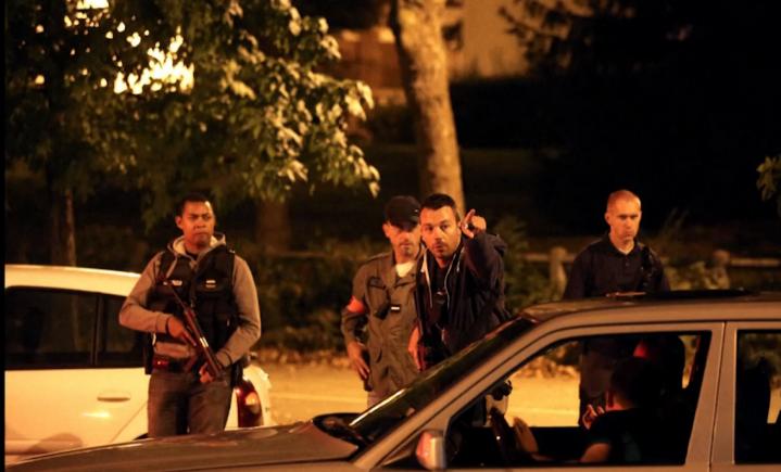 Operațiune antiteroristă la Paris, trei femei radicalizate, reținute (VIDEO)