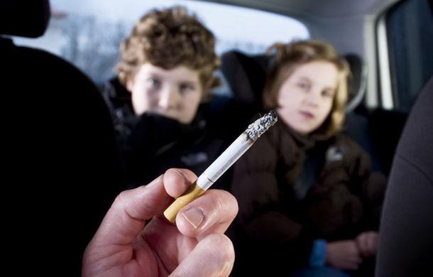 Amendă pentru şoferii care fumează în prezenţa copiilor