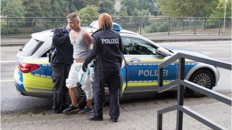 Un șofer român a ucis un biciclist în Germania, după ce l-a târât 100 de metri agățat de TIR