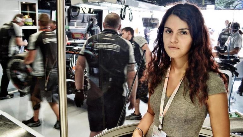 O româncă de 16 ani bate la ușile Formulei 1: Mașinile nu sunt doar pentru băieți