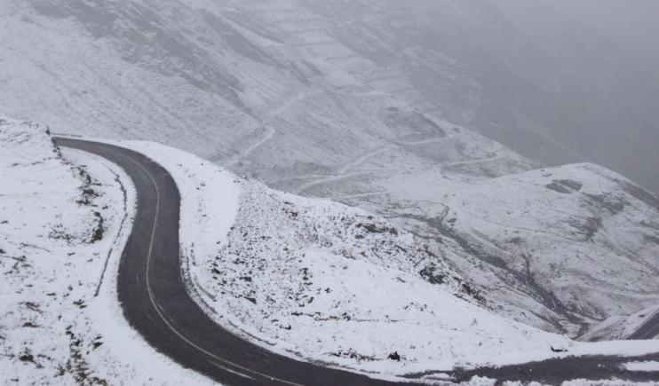 Ninge viscolit la munte! Strat de zăpadă de până la 10 cm pe Transfăgărășan. IMAGINI LIVE pe webcam