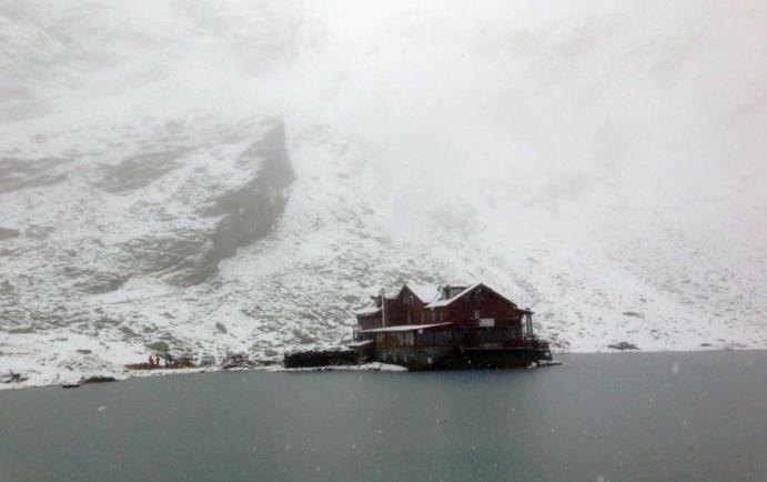 Tablou de iarnă la Bâlea Lac, unde stratul de zăpadă are 20 de centimetri. IMAGINI LIVE de la munte pe webcam