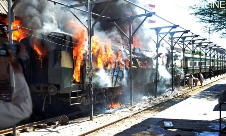 Atac terorist în Pakistan. Două bombe au explodat într-un tren de pasageri (VIDEO)