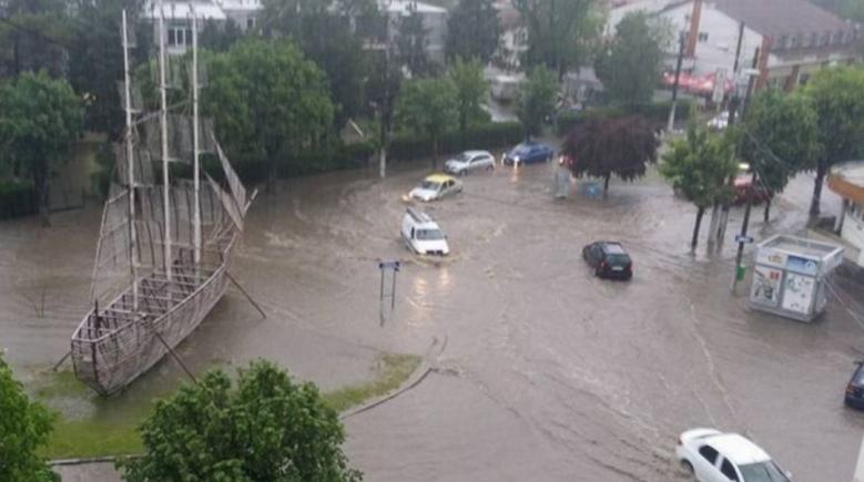 Ploile torenţiale au făcut ravagii peste noapte în România: Trenuri anulate, drumuri blocate de inundații și căderi de stânci