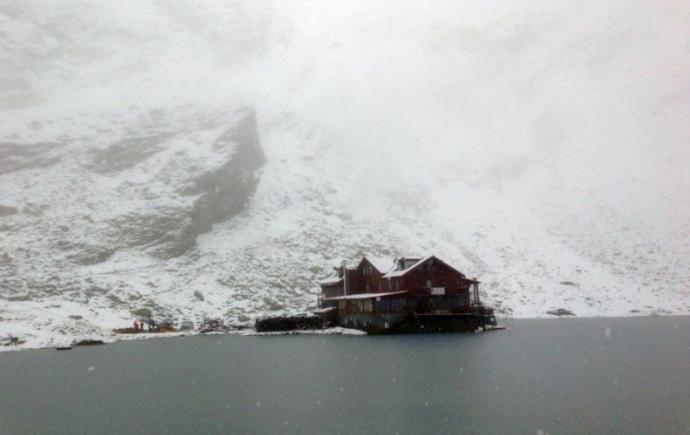 Zăpadă de jumătate de metru la munte! Transfăgărășanul, redeschis. IMAGINI LIVE pe webcam