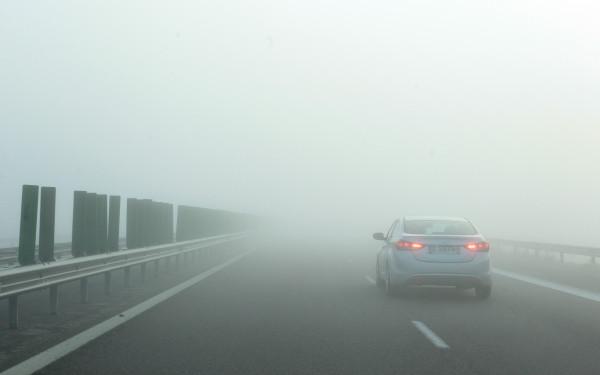 Atenție, șoferi! Trafic în condiţii de ceaţă pe drumuri din şapte judeţe. Ce zone sunt afectate