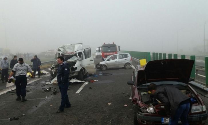Accident pe A2. O parte dintre victime, transportate la spitalele din Lehliu şi Bucureşti