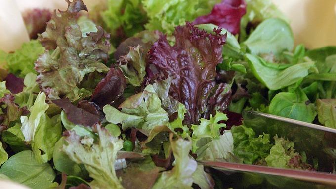 Evitaţi salata verde pregătită şi ambalată. Ce au descoperit cercetătorii