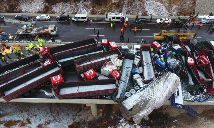 Accident în lanț pe autostradă – 17 morți. Zeci de camioane implicate. Imagini HORROR