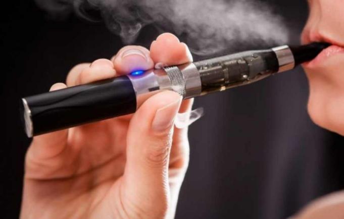 La tineri, țigara electronică dublează riscul de tulburări respiratorii