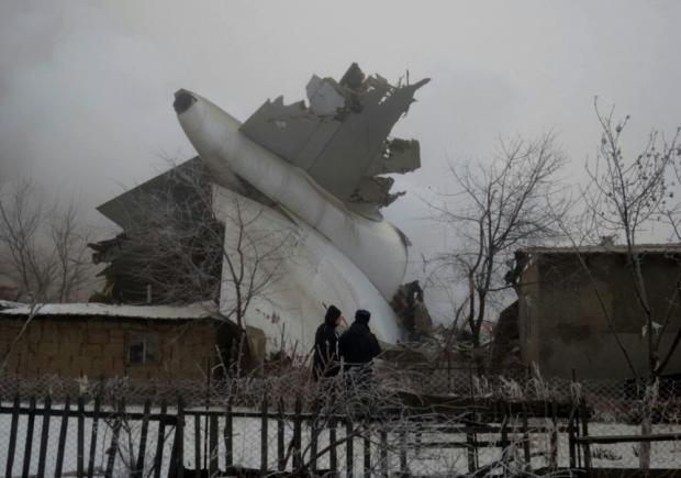 Un avion turcesc s-a prăbuşit peste case, într-un sat din Kârgâzstan. Cel puțin 32 de persoane au murit (VIDEO)