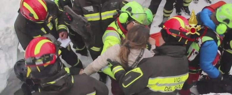 Momentul salvării româncei şi a fiului ei, prinşi în avalanşa care a îngropat hotelul din Apenini (VIDEO)