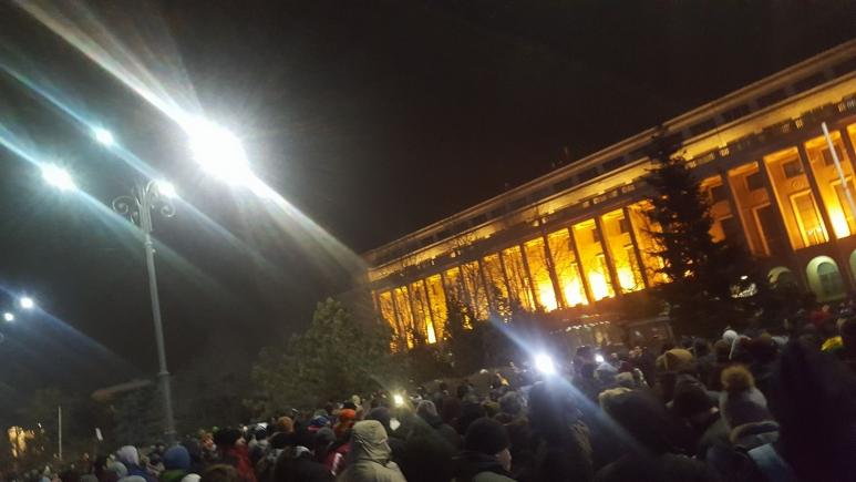 OUG pentru modificarea Codurilor Penale şi proiectul de lege privind graţierea unor pedepse, adoptate. Protest spontan în Bucureşti (VIDEO)