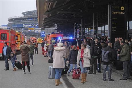 Aerportul din Hamburg, evacuat de urgenţă. SCURGERI SUSPECTE de gaze au intoxicat cel putin 50 de oameni (VIDEO)