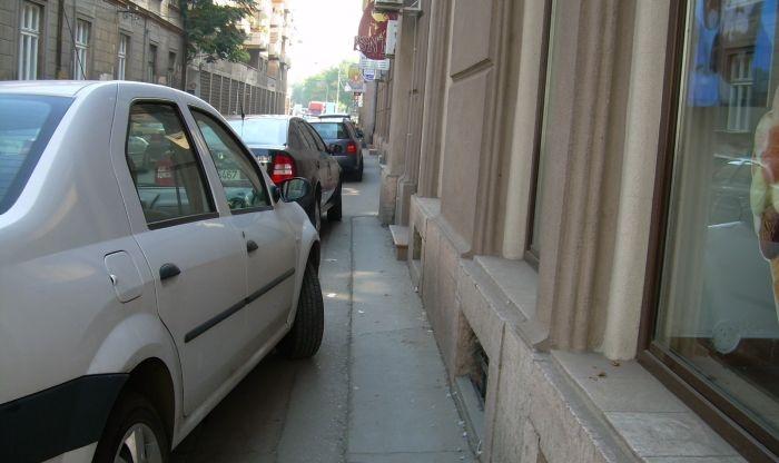 Noi reglementări referitoare la parcarea mașinilor pe trotuare