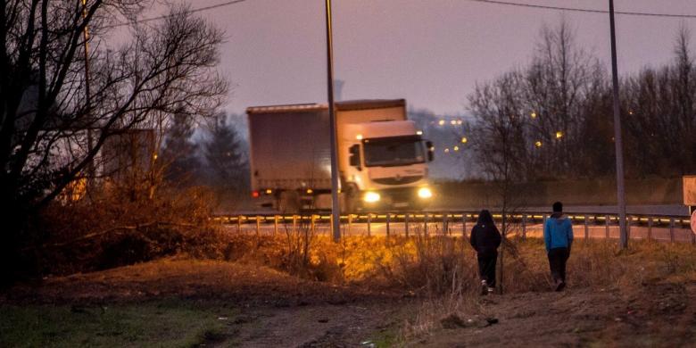 Şofer român, arestat pentru transport ilegal de imigranţi în camionul frigorific