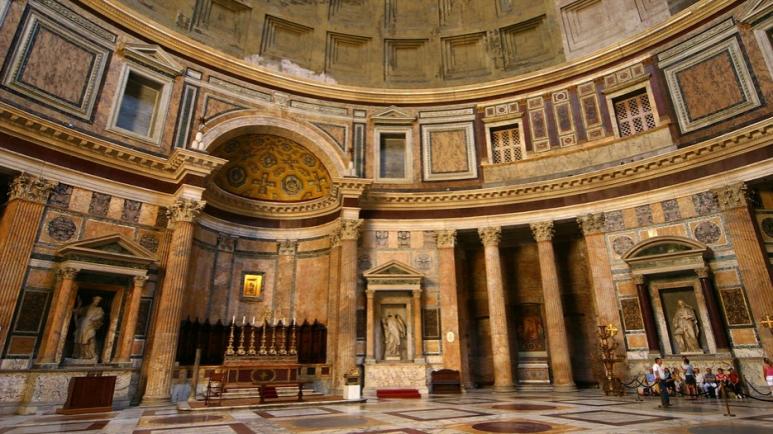 O româncă a distrus două candelabre vechi din Pantheonul de la Roma