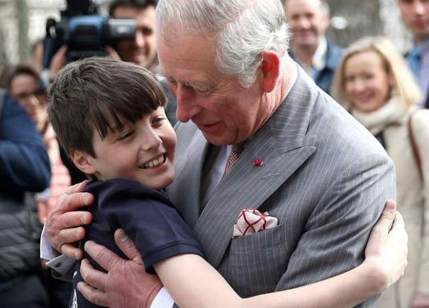 Pentru Daily Mail, Prințul Charles a îmbrățișat un puști din... corect, BUDAPESTA!