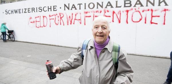 Povestea bunicuței curajoase, care la 86 de ani scrie graffiti împotriva războiului. De ce a ajuns ”la secție”