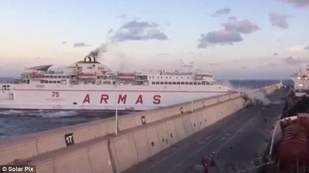 Un feribot a intrat într-un zid din portul Luz, Grand Canaria. 13 persoane rănite (VIDEO)