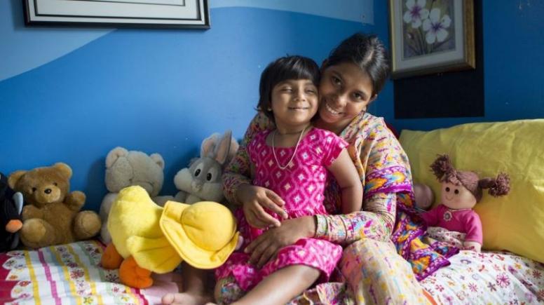 O operație și un nou drum în viață pentru o fetiță născută cu trei picioare