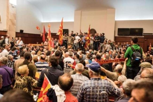 Parlamentul Macedoniei a fost luat cu asalt de protestatari (VIDEO)