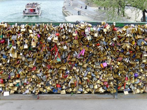 Lacătele iubirii de pe podurile pariziene, scoase la licitaţie pentru o cauză nobilă (VIDEO)
