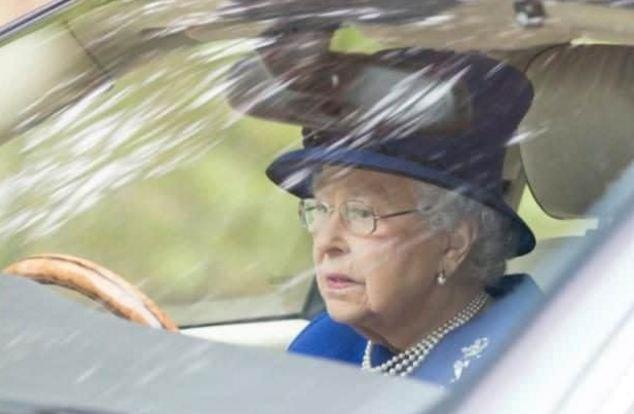 Avantajul de a fi regină! Elisabeta a II-a, la volanul Jaguarului său, fără permis (FOTO)