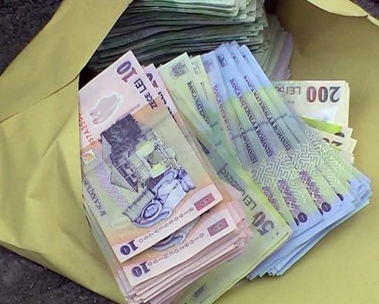 Minune! Mai mulţi români au găsit bani săpând în curte