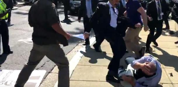  Erdogan privește cum bodyguarzii săi îi atacă violent pe protestatarii din Washington (VIDEO)