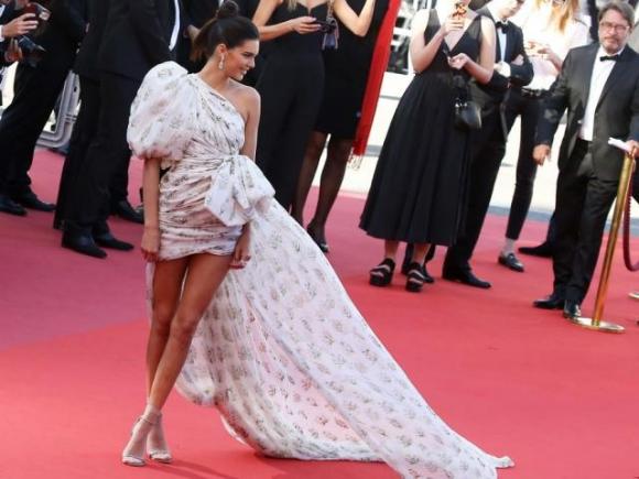 Kendall Jenner, senzațională pe covorul roșu de la Cannes!
