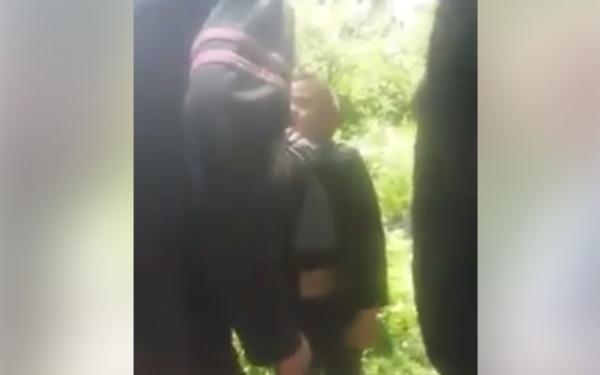 România absurdă! Copilaș de șapte ani, bătut de tatăl unui coleg (VIDEO)