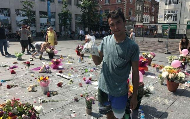 Românul care doarme pe stradă pentru a avea grijă de lumânările și  florile depuse în memoria victimelor de la Manchester (VIDEO)