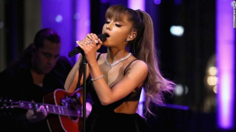 Ariana Grande revine la Manchester pentru omagierea victimelor