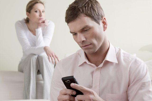 Infidelitatea online. Şase semne că partenerul te înșeală pe Facebook