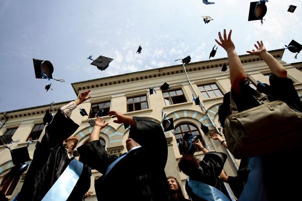 Statistică îngrijorătoare! Doar doi din cinci absolvenți români ajung să lucreze în domeniile în care au studiat