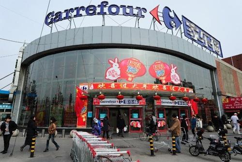 Carrefour renunţă la comercializarea cărnii de câine în două supermarketuri