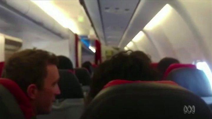Panică teribilă la bordul unui Airbus. Comandantul le-a cerut pasagerilor să se roage! (VIDEO)