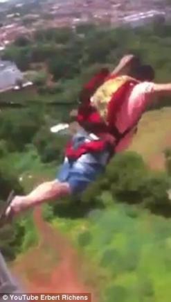 Şi-a cumpărat paraşută de pe internet şi a sărit de la balcon (VIDEO)