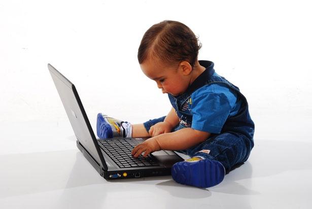 Drama copiilor crescuţi în faţa laptopului