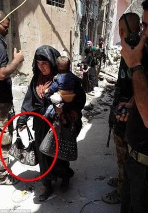 Femeie-kamikaze fotografiată cu bebelușul în brațe chiar înainte de a detona o bombă la Mosul