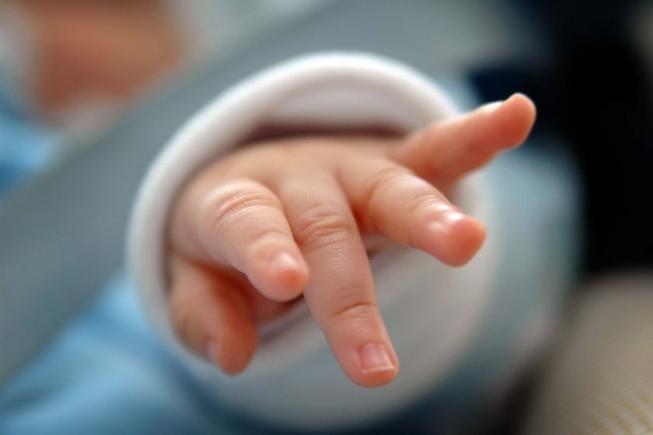 Un bebeluș, diagnosticat cu o malformație gravă a creierului, a venit pe lume viu, după un avort terapeutic!